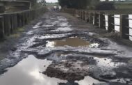 बाचणी बंधाऱ्यावर मोठया खड्ड्यांचे साम्राज्य ! जीव धोक्यात घालून प्रवास !