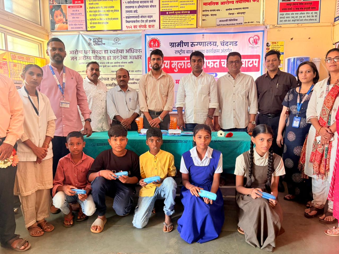 आरोग्य सेवा तळागाळापर्यंत पोहचवा : विलास नाईक  चंदगड येथे विध्यार्थ्यांना चष्मे वाटप